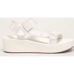 Dkny - Sandały. Białe klapki damskie DKNY, bez wzorów, z materiału, bez obcasa, na obcasie. W wyprzedaży za 379,90 zł.