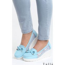 Niebieskie Koturny All Over Me. Niebieskie buty ślubne damskie marki Born2be, z materiału, na wysokim obcasie, na koturnie. Za 89,99 zł.