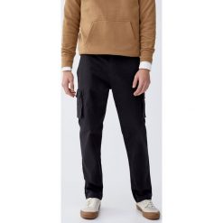 Czarne spodnie cargo z kieszeniami. Czarne spodnie męskie marki Pull&Bear, m, bez wzorów. Za 129,00 zł.