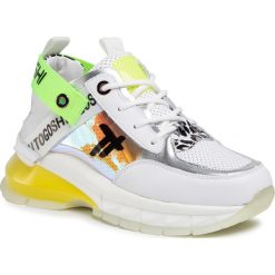 Sneakersy TOGOSHI - TG-19-04-000182 602. Białe półbuty damskie Togoshi, bez wzorów, ze skóry, bez obcasa, na płaskiej podeszwie, bez zapięcia. W wyprzedaży za 309,00 zł.