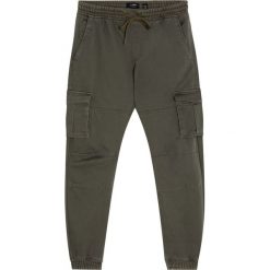 Spodnie cargo z dzianiny dresowej. Czarne spodnie męskie marki Pull&Bear, m, bez wzorów, z dzianiny. Za 109,00 zł.