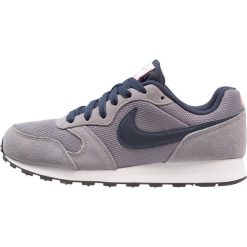 Nike Sportswear RUNNER Tenisówki i Trampki gunsmoke/obsidian/hot punch/vast grey. Szare trampki dziewczęce Nike Sportswear, ze skóry. Za 189,00 zł.