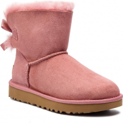 Buty UGG - W Mini Bailey Bow II 1016501 W/Pdw. Różowe kozaki damskie marki Ugg, ze skóry, bez obcasa, bez zapięcia. W wyprzedaży za 599,00 zł.