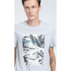 T-shirt męski TSM009 - chłodny jasny szary. Szare koszulki męskie 4f, m, z nadrukiem, z bawełny, bez kołnierzyka, krótkie. W wyprzedaży za 34,99 zł.