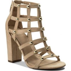 Sandały GUESS - Ackley2 FLAC21E SU09 NATUR. Brązowe klapki damskie marki Guess, z aplikacjami, ze skóry, bez obcasa, na obcasie. W wyprzedaży za 349,00 zł.