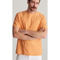 T-shirt ze strukturalnej dzianiny - Pomarańczowy. Pomarańczowe t-shirty męskie Reserved, s, bez wzorów, z dzianiny, bez kołnierzyka. Za 59,99 zł.