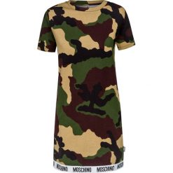 Sukienka MOSCHINO UNDERWEAR Brązowy|Print|Zielony. Brązowe sukienki damskie marki Moschino Underwear, na co dzień, moro, z dzianiny, sportowe, bez kołnierzyka, bez rękawów, mini, proste. W wyprzedaży za 504,00 zł.