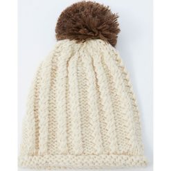 Dzianinowa czapka z wypukłym wzorem i pomponem. Szare czapki damskie Pull&Bear, z dzianiny. Za 49,90 zł.