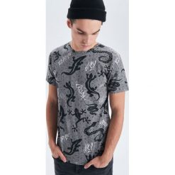 Koszulka z nadrukiem all over - Szary. Szare koszulki męskie Cropp, s, z nadrukiem, bez kołnierzyka, bez rękawów. Za 49,99 zł.