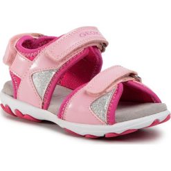 Sandały GEOX - B S.Cuore A B0290A 0BCQD C0550 S Pink/White. Różowe sandały dziewczęce Geox, ze skóry ekologicznej, bez zapięcia. W wyprzedaży za 169,00 zł.