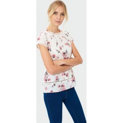 Bluzka w kwiaty z ozdobną mereżką. Szare bluzki damskie Greenpoint, w kwiaty, z poliesteru, bez kołnierzyka, bez rękawów. Za 49,99 zł.