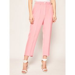 Chinosy Guess Sophy W02B13 WB4H0. Różowe spodnie damskie Guess, s, z aplikacjami. W wyprzedaży za 249,00 zł.