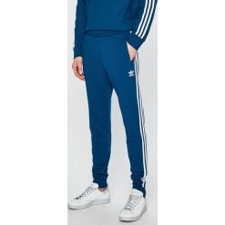 Adidas Originals - Spodnie. Niebieskie spodnie męskie adidas Originals, na co dzień, m, bez wzorów, z elastanu, casualowe. W wyprzedaży za 219,90 zł.