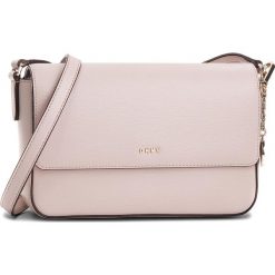 Torebka DKNY - Bryant Md Flap Cbody R82E3467 Iconic Bls 3IB. Różowe torebki klasyczne damskie DKNY, bez wzorów, ze skóry, bez dodatków. W wyprzedaży za 429,00 zł.