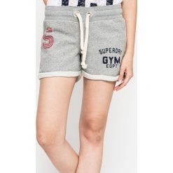 Superdry - Szorty. Szare spodenki sportowe damskie marki Superdry, s, bez wzorów, z bawełny, sportowe. W wyprzedaży za 99,90 zł.