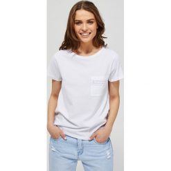 T-shirt z koronkowym zdobieniem. Bluzki damskie Moodo, xs, z aplikacjami, z bawełny, bez kołnierzyka, bez rękawów. Za 34,99 zł.