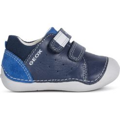 Geox tenisówki chłopięce TUTIM B0239B_08522_C4226 22 ciemnoniebieskie. Niebieskie buty chłopięce sportowe Geox, ze skóry, bez zapięcia. Za 219,00 zł.