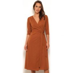 Sukienka "Jeanne" w kolorze karmelowym. Pomarańczowe sukienki damskie Manoukian, s, midi, kopertowe. W wyprzedaży za 109,95 zł.