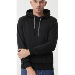 Czarna Bluza Perring. Czarne bluzy męskie Born2be, s, bez wzorów, klasyczne, z kapturem, bez rękawów, długie, bez kaptura. Za 79,99 zł.