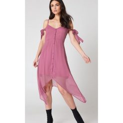 NA-KD Boho Sukienka midi z wiązaniem - Pink. Różowe sukienki damskie NA-KD Boho, bez wzorów, boho, z asymetrycznym kołnierzem, bez rękawów, midi, asymetryczne. W wyprzedaży za 30,47 zł.