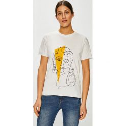 Only - Top. Białe topy damskie marki ONLY, s, z nadrukiem, z bawełny, z okrągłym kołnierzem. Za 59,90 zł.