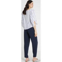 Vince Camuto STRIPE PUCKERED RUFFLE SLEEVE BLOUSE Bluzka patina blue. Niebieskie bluzki damskie marki Vince Camuto, l, bez wzorów, z elastanu, bez kołnierzyka, bez rękawów. Za 379,00 zł.