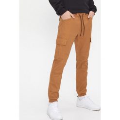 Joggery z kieszeniami - Brązowy. Pomarańczowe spodnie męskie House, s, bez wzorów. Za 129,99 zł.
