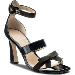 Sandały STUART WEITZMAN - Ally XL17472 French Navy Gloss. Niebieskie klapki damskie marki Stuart Weitzman, z aplikacjami, ze skóry, bez obcasa, na obcasie. W wyprzedaży za 1249,00 zł.