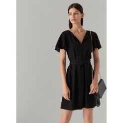 Sukienka z rozkloszowanymi rękawami - Czarny. Czarne sukienki damskie Mohito, xl, bez wzorów, bez kołnierzyka, bez rękawów, rozkloszowane. Za 119,99 zł.