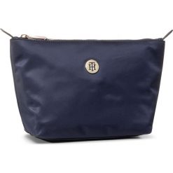 Kosmetyczka TOMMY HILFIGER - Poppy Wash AW0AW08008 BLU. Niebieskie kosmetyczki męskie TOMMY HILFIGER, bez wzorów, z tkaniny. Za 179,00 zł.