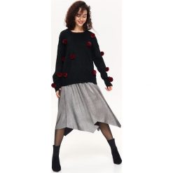 Sweter damski zdobiony pomponami w kontrastowym kolorze. Czarne swetry damskie Top Secret, na zimę, z aplikacjami, z dzianiny, eleganckie, bez rękawów, bez kaptura. W wyprzedaży za 69,99 zł.