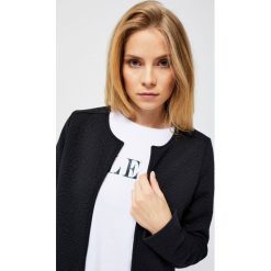 Marynarka o wyraźnej fakturze. Kurtki damskie Moodo, s, bez wzorów. Za 49,99 zł.