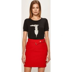 Trussardi Jeans - T-shirt. Białe bluzki damskie Trussardi Jeans, s, z aplikacjami, z wiskozy, z okrągłym kołnierzem, z krótkim rękawem. W wyprzedaży za 299,90 zł.