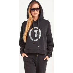 BLUZA TRUSSARDI JEANS. Szare bluzy damskie Trussardi Jeans, xs, z nadrukiem, z bawełny, bez rękawów, z kapturem. Za 439,00 zł.
