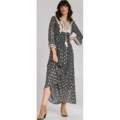 Czarna Sukienka Simpson. Czarne sukienki damskie Renee, s, z nadrukiem, boho, bez kołnierzyka, bez rękawów, maxi, rozkloszowane. Za 169,99 zł.