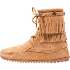 Minnetonka DOUBLE FRINGE TRAMPER BOOT Botki sznurowane taupe. Brązowe botki damskie skórzane marki Minnetonka, na sznurówki. W wyprzedaży za 466,65 zł.