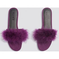 NA-KD Shoes Letnie klapki Feather - Purple. Fioletowe klapki damskie NA-KD Shoes, bez wzorów, bez obcasa. W wyprzedaży za 60,97 zł.