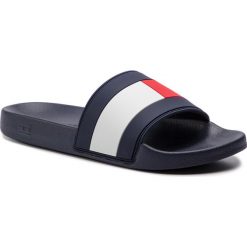 Klapki TOMMY HILFIGER - Essential Flag Pool Slide FM0FM02327 Rwb 020. Niebieskie klapki męskie TOMMY HILFIGER, z tworzywa sztucznego, bez zapięcia. Za 179,00 zł.