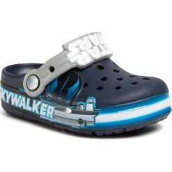 Klapki CROCS - Crocsfl Lt Cg Luke Skywalker K 206280 Navy. Niebieskie sandały chłopięce Crocs, z tworzywa sztucznego, bez zapięcia. Za 199,00 zł.