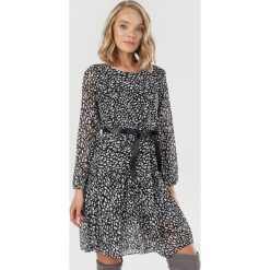 Czarno-Biała Sukienka Ysertarish. Białe sukienki damskie Born2be, s, bez wzorów, bez kołnierzyka, bez rękawów, mini. Za 129,99 zł.
