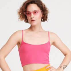 Krótki top basic - Różowy. Różowe topy damskie Reserved, s, bez wzorów, bez kołnierzyka. W wyprzedaży za 9,99 zł.