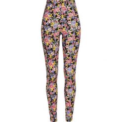 Legginsy bonprix czarno-żółto-lila z nadrukiem. Czarne spodnie damskie bonprix, z nadrukiem. Za 44,99 zł.