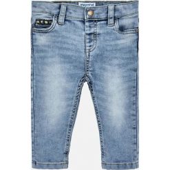 Mayoral - Jeansy dziecięce 68-98 cm. Niebieskie spodnie chłopięce Mayoral, z aplikacjami, z elastanu. W wyprzedaży za 69,90 zł.