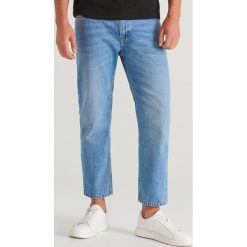 Jeansy regular cropped - Niebieski. Niebieskie jeansy męskie Reserved, m. W wyprzedaży za 39,99 zł.