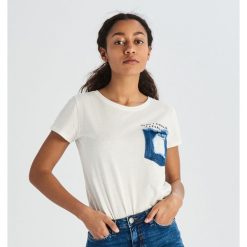 Bawełniany T-shirt z jeansową kieszonką - Kremowy. Białe t-shirty damskie marki Sinsay, s, bez wzorów, z bawełny, bez kołnierzyka. Za 24,99 zł.