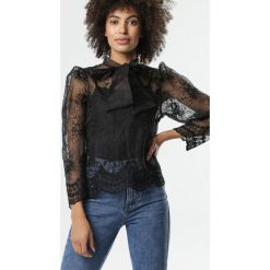 Czarna Bluzka Villanueva. Czarne bluzki damskie Born2be, na imprezę, s, z haftami, z tkaniny, eleganckie, bez kołnierzyka, z długim rękawem. Za 79,99 zł.
