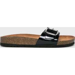 Caprice - Klapki. Czerwone klapki damskie Caprice, bez wzorów, ze skóry, bez obcasa. Za 169,90 zł.
