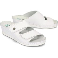 DR. BRINKMANN 703790-3 weiss, klapki damskie. Klapki damskie Dr. Brinkmann, bez wzorów, ze skóry, bez obcasa. Za 199,90 zł.