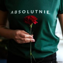 T-shirt zielony butelkowy ABSOLUTNIE. Zielone t-shirty damskie Pakamera, z napisami, klasyczne, z klasycznym kołnierzykiem. Za 89,00 zł.