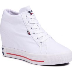 Sneakersy TOMMY JEANS - Wedge Casual Sneaker EN0EN00860 White YBS. Białe półbuty damskie Tommy Jeans, na co dzień, bez wzorów, z jeansu, casualowe, bez obcasa, na obcasie, bez zapięcia. W wyprzedaży za 279,00 zł.